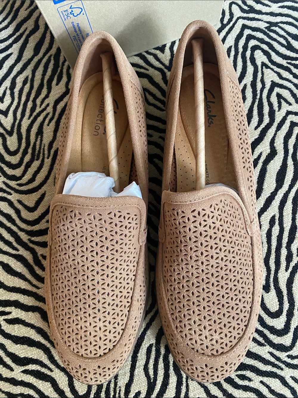 Clarks 8.5 Wide Suede perforated Tan Leather Loafers NIB Dark Sand - Picture 3 of 4
